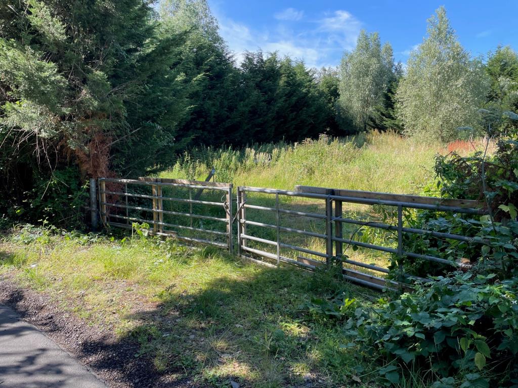 Lot: 127 - FREEHOLD LAND IN MID-ESSEX VILLAGE LOCATION - Entrance gates off Hagg Hill